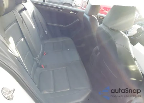 2016 Volkswagen Jetta 1.8T Sel z USA, uszkodzony, nr VIN 3VWL17AJ5GM345619